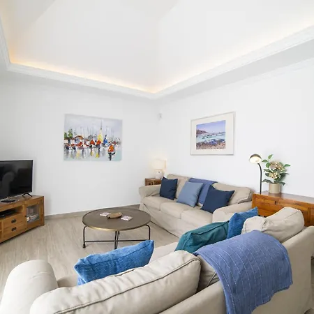 Villa Dazzling 4 Bedrooms Nagini Sun Terrace Hot Tub *