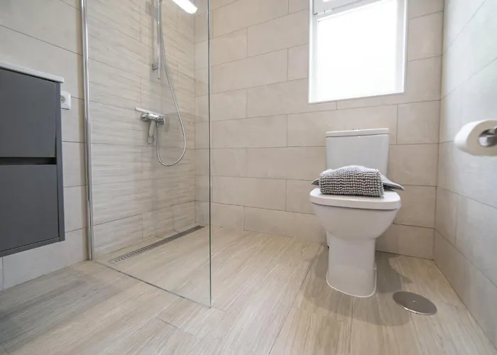 Dazzling 4 Bedrooms Nagini Sun Terrace Hot Tub