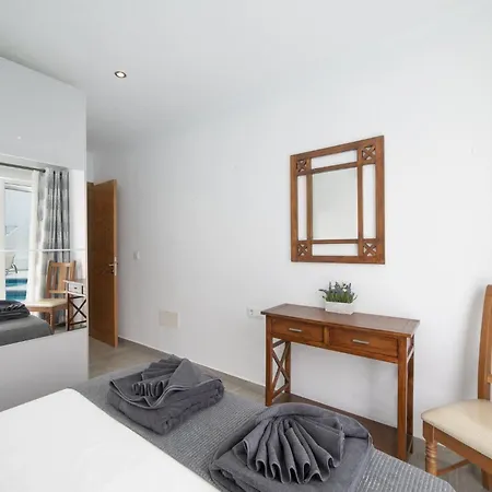 Villa Dazzling 4 Bedrooms Nagini Spacious Furnished Sun Terrace Large Private Outdoor Pool Outdoor Hot Tub Bbq, Playa Blanca (Lanzarote)