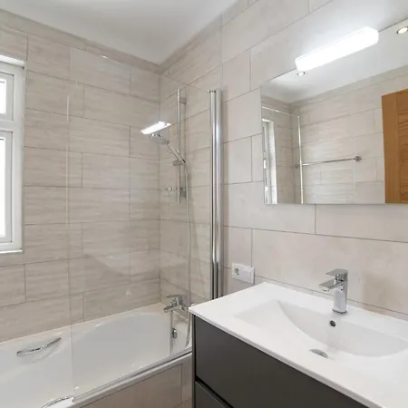 Dazzling 4 Bedrooms Nagini Sun Terrace Hot Tub 别墅