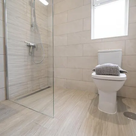 Dazzling 4 Bedrooms Nagini Sun Terrace Hot Tub