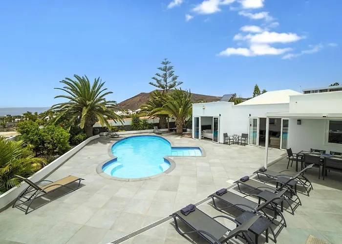 Dazzling 4 Bedrooms Nagini Sun Terrace Hot Tub 别墅