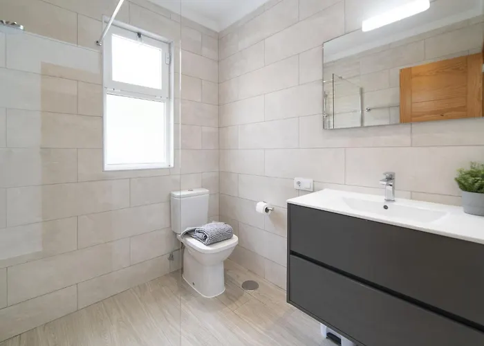 Dazzling 4 Bedrooms Nagini Sun Terrace Hot Tub 别墅 *