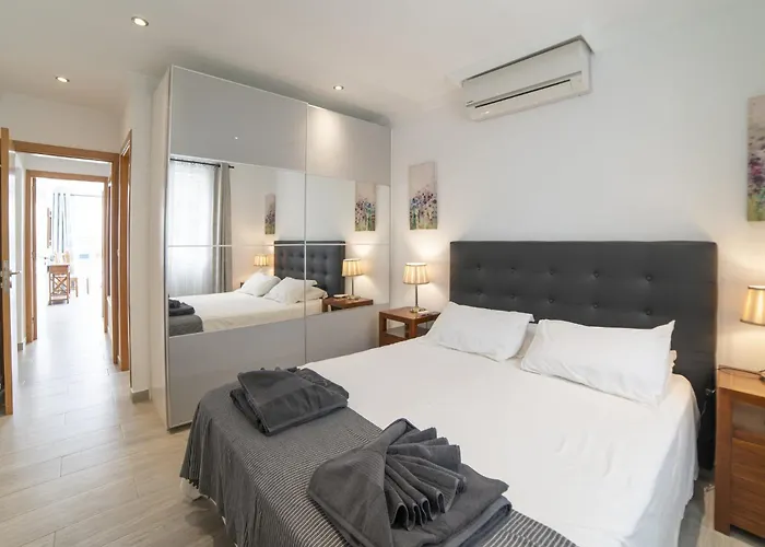 Dazzling 4 Bedrooms Nagini Sun Terrace Hot Tub 别墅