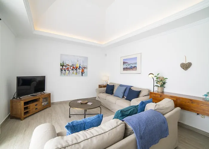 Villa Dazzling 4 Bedrooms Nagini Sun Terrace Hot Tub *